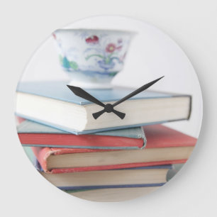 Teacup auf Buchstapeluhr Große Wanduhr