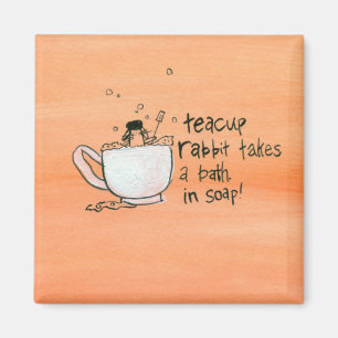 Teacup-Kaninchen nimmt ein Bad. In der Seife! Magnet