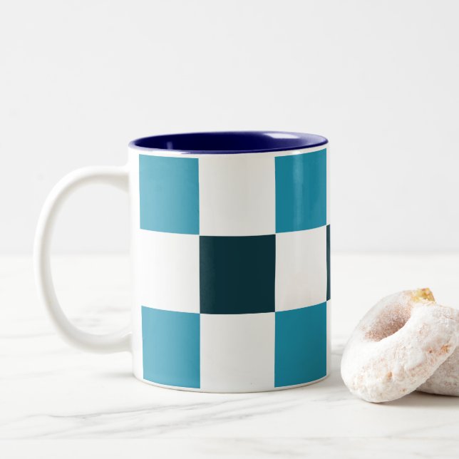 Teal Blue Checkerboard Zweifarbige Tasse (Mit Donut)