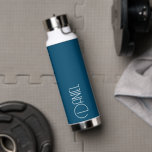 Teal Blue Modern Typography Personalized Trinkflasche<br><div class="desc">Trendy,  vacuum insulated water bottle that features personalized name in white,  modern typography on a teal blue color background. Personalize bottle by editing and replacing name with your own as desired. Perfect for a birthday gift,  wedding groomsman gift,  etc. Select your water bottle style. Select your water bottle style.</div>