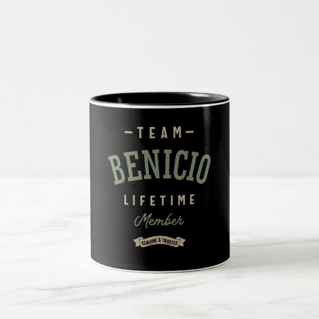 Team Benicio Lifetime Member Personalisiert Name Zweifarbige Tasse (Mittel)