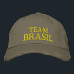 Team Brasil bestickt Bestickte Kappe<br><div class="desc">Zeigen Sie Brasil mit diesem goldenen und grünen bestickten Hut. Lest Team Brasil oder personalisiere mit deinem eigenen Text.</div>