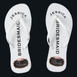 Team-Braut der Brautjungfern-Strand-Hochzeits-| Flip Flops<br><div class="desc">Kundengebundene, romantische Blumenstrandhochzeit drehen Reinfallsandelholze Imitat-Tafelentwurf unten mit populären RosengoldGlitter-Blickrändern und Vintage Artrosa-Rose Blumenwreath um. Liest Team, dann Braut, auf anderer Sandale in der eleganten Art, Pastellrosabuchstaben. Brautjungfer wird hinunter die Mitte in modernem, gotische Schriften gedruckt. Ändern Sie zu den Sitz-Brautpartymitgliedern, wie Blumenmädchen oder Trauzeugin. Personalisierter Name oben in gebogenen...</div>