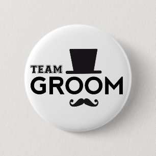 Team-Bräutigam mit Hut und dem Schnurrbart Button