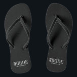 Team Bride Bridesmaid Brautparty Flip Flops<br><div class="desc">Personalisieren Sie den benutzerdefinierten Text oben. Weitere Koordinierungsaufgaben finden Sie in unserer Kollektion "For Team Bride".</div>
