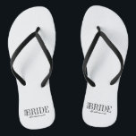Team Bride Bridesmaid Brautparty Flip Flops<br><div class="desc">Personalisieren Sie den benutzerdefinierten Text oben. Weitere Koordinierungsaufgaben finden Sie in unserer Kollektion "For Team Bride".</div>