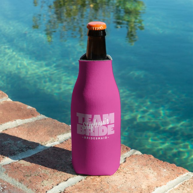 Team Bride Bridesmaid Name Wedding Party Pink Beer Flaschenkühler (In Situ Pool)