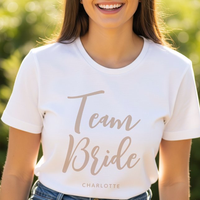 Team Bride Individuelle Name Wedding Beige White T-Shirt (Von Creator hochgeladen)