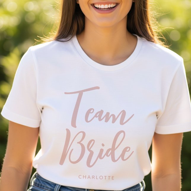 Team Bride Individuelle Name Wedding Dusty Pink T-Shirt (Von Creator hochgeladen)