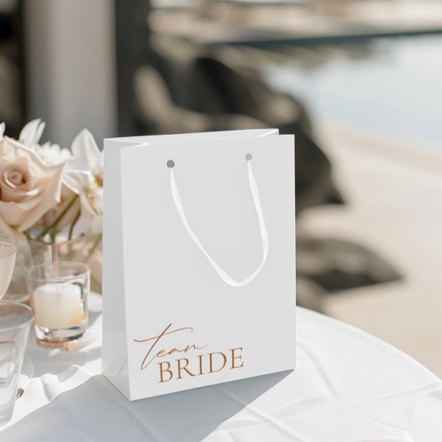 Team Bride Minimalistisch Elegante White Bachelore Mittlere Geschenktüte (Team Bride Minimalist Elegant White Bachelorette Medium Gift Bag)