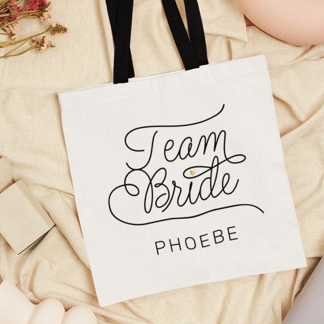 Team Bride Modern Script Gold Wedding Name Tragetasche (Von Creator hochgeladen)