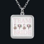 TEAM BRIDE Pink Rose Wedding Bridesmaid Necklace Versilberte Kette<br><div class="desc">Necklace präsentiert eine originelle Marker-Illustration einer Reihe von Hochzeitsszenarien inklusive eines Boutonniere und Rosenbukets,  mit TEAM BRIDE in einem lustigen Schriftart. Eine großartige Brautjungfrau / Brautparty Geschenk!</div>