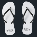 Team Bride Trauzeugin Brautparty Flip Flops<br><div class="desc">Personalisieren Sie den benutzerdefinierten Text oben. Weitere Koordinierungsaufgaben finden Sie in unserer Kollektion "For Team Bride".</div>