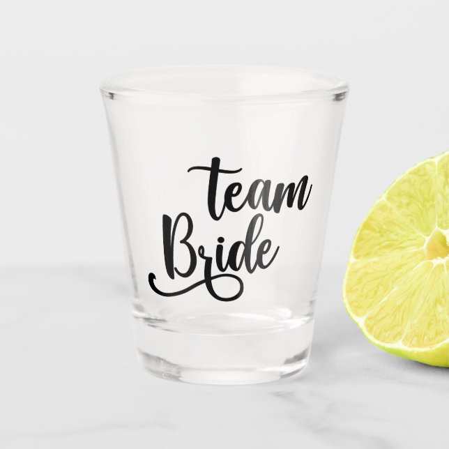 Team Bride Typografie mit Herzen Hochzeit Schnapsglas (Vorderseite)