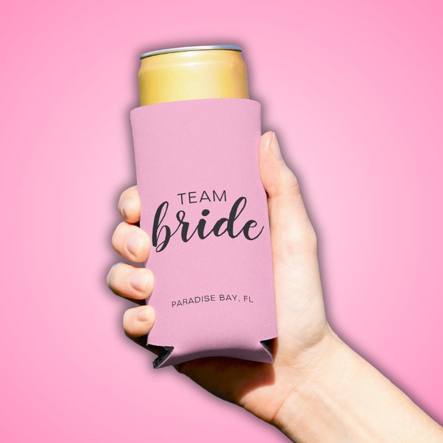 Team Bride Wedding Bachelorette Selters Dosenkühler (Team Bride Wedding Bachelorette Party pink can cooler. Customize with your own text.)