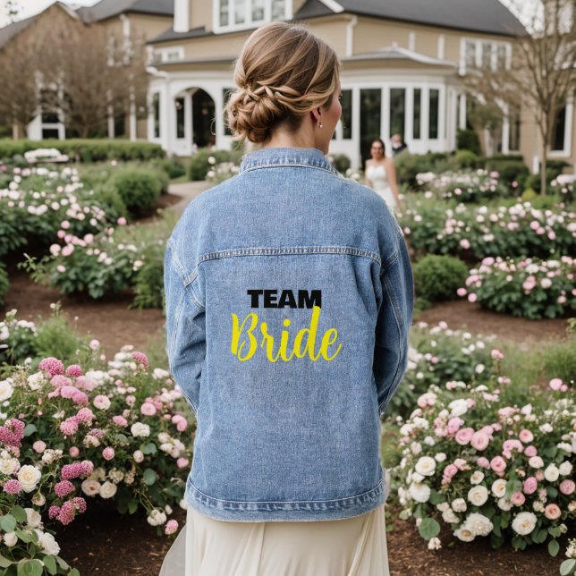 Team Bride Yellow und Black Wedding Typografy Jeansjacke (Hochzeit Rückseite)