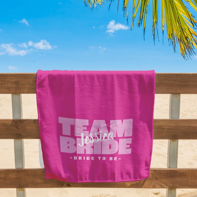 Team Bridge, um den Namen Wedding Chic Retro Rosa  Strandtuch (Team Bride, Bride To Be Custom Name Wedding Chic Bachelorette Party Retro Pink Pool Beach Towel)