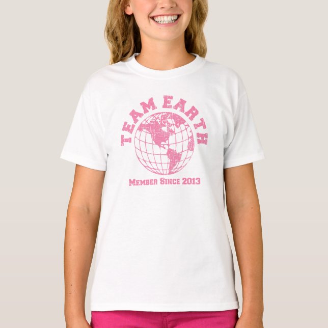 Team Earth Member Seit 2013 Baby-Rosa-T - Shirt (Vorderseite)