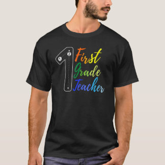 Team Erstklasslehrer und Kinder in farbenfroher Rü T-Shirt