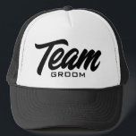 Team Groom Drehbuch Typografie Hochzeitsfeier Truckerkappe<br><div class="desc">Team Groom Skript Typografie Hochzeit Partei Trucker Hat. Maßgeschneiderte schwarz-weiße Baseballkappe für Bräutigam und Trauzeuge. Stilvolles Handschriftendesign für Bachelor-Partyspiele und vieles mehr. Erhältlich auch in anderen coolen Farben. Erstellen Sie sie für Ihre Gruppe von Freunden,  Gästen,  Squad,  Crew,  Trauzeuge etc. Auch für Brautmannschaften verfügbar.</div>