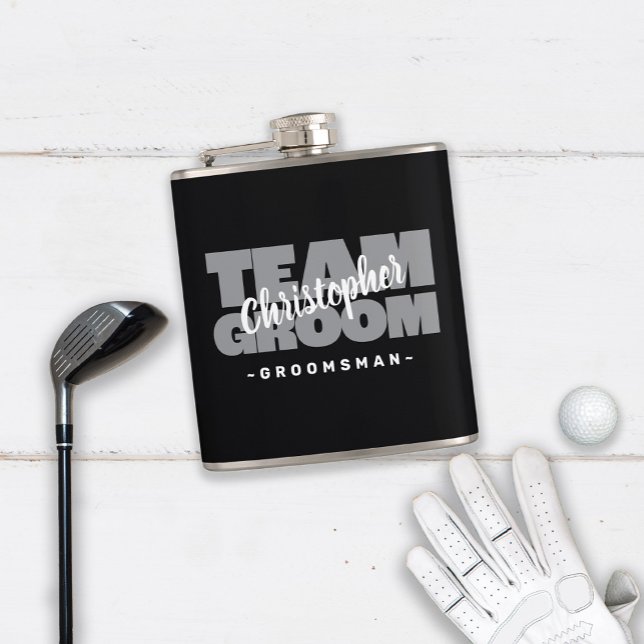 Team Groom Trauzeuge Hochzeitname Party Schwarz Gr Flachmann (Team Groom Groomsman Wedding Name Party Black Gray Flask Available in 6 oz. or 8 oz sizes.)