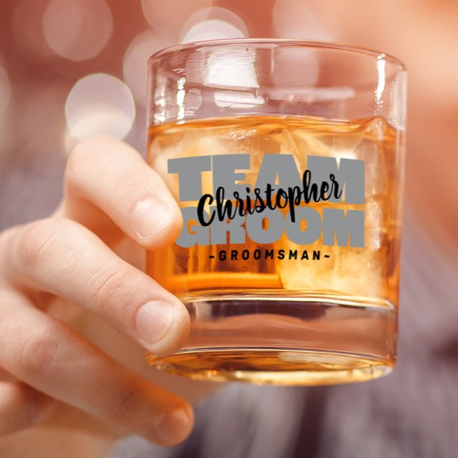 Team Groom Trauzeuge Hochzeitname Schwarzes Graues Whiskyglas (Team Groom Groomsman Wedding Name Black Gray Gift Whiskey Glass)