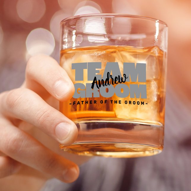 Team Groom Vater der Hochzeit Name Schwarz Grau Whiskyglas (Team Groom Father Of The Wedding Name Black Gray Whiskey Glass)