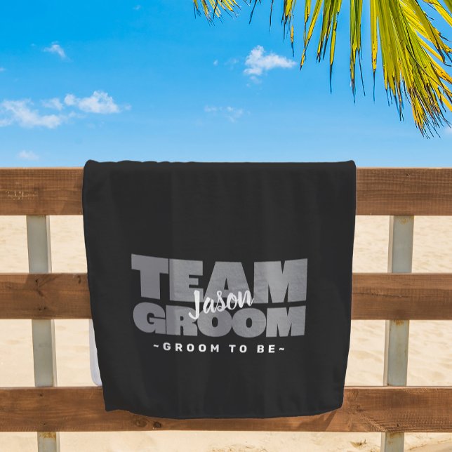 Team Groom zu sein Name Hochzeit Coole Retro Black Strandtuch (Von Creator hochgeladen)