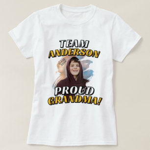 Team [Nachname] Stolz auf Oma Abschlussfoto T-Shirt