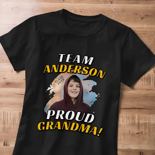 Team [Nachname] Stolz auf Oma Abschlussfoto T-Shirt