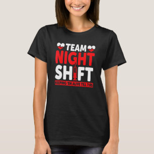 Team Nachtschicht hält sie bis 705 am Leben Kran T-Shirt