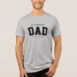 Team Papa sportlich einfacher Familienname Tri-Blend Shirt<br><div class="desc">Dieses Team Papa Shirt ist ein perfektes Geschenk für einen neuen Papa oder Papa, der sich mit der Babydusche-Kollektion Lea Delaveris Design abstimmt. Dieses sportliche T - Shirt-Design, das sich auch gut an die Babydusche anpasst, ist mit einem "Teamnamen" in weißer Schrift, einem kühlen "Papa" und einem feststehenden Datum ausgestattet....</div>