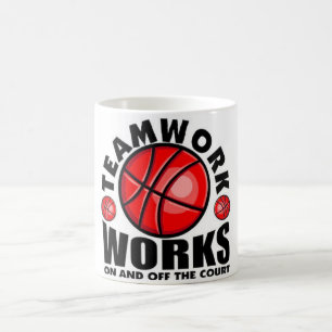 Teamarbeit am bzw. vom Basketballplatz Kaffeetasse