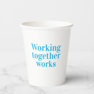 Teamarbeit bringt die Aufgabe zum Abschluss Pappbecher