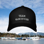 Teamname Bestickte Baseballkappe<br><div class="desc">Team bestickt Baseball Cap mit dem Namen von Stadt, Stadt, Land oder irgendein Wort. Diese Baseballkappe ist schwarz mit weißer Stickerei dargestellt. Zum Personalisieren einfach den Stadtnamen oder ein anderes Wort in unsere einfache Vorlage einfügen, das Wort Vancouver ersetzen. Zusätzliche Farben sind verfügbar.</div>