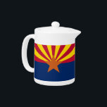 Teapot auf der Staatsflagge von Arizona<br><div class="desc">Mit unserer exklusiven Teekanne unter der Flagge von Arizona können Sie Ihre Teezeit mit einer Touch Arizona-Stolz steigern! Dieser Teekessel mit viel Liebe zum Detail ist mehr als nur ein Gefäß für Ihre Lieblingsbrauen; er ist eine Feier des Erbes und des kulturellen Stolzes von Arizona. Das Design zeigt den ikonischen...</div>