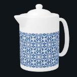 Teapot-Blue Tile<br><div class="desc">Dieser Teekessel ist in Weiß mit einem hübschen Imitat in blauen Kacheln gedruckt. Mittlere Größe angezeigt. Passen Sie dieses Objekt an oder kaufen Sie, wie es ist. Stock Print freepik.com</div>