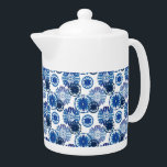 Teapot-Blue Tile<br><div class="desc">Dieser Teekessel ist in Weiß mit einem schönen Imitat blau Aquarellkachel bedruckt. Mittlere Größe angezeigt. Passen Sie dieses Objekt an oder kaufen Sie,  wie es ist. Stock Print freepik.com</div>