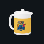 Teapot für die Flagge des Staates New Jersey<br><div class="desc">Mit unserem exklusiven Teekessel mit der Flagge von New Jersey können Sie Ihre Teezeit mit dem Stolz auf New Jersey verbringen! Dieser Teekessel, der Eleganz und Staatsstolz verbindet, ist mehr als nur ein Schiff; er ist eine Bewunderung für das Erbe und die kulturelle Identität New Jerseys. Der Teekessel zeigt die...</div>