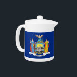 Teapot für die Flagge des Staates New York<br><div class="desc">Brechen Sie Ihren Lieblingstee mit einer Touch New Yorker Flairs mit unserer charmanten Teekanne unter der Flagge des New Yorker Staat! Dieser einzigartige Teekessel zelebriert den Geist des Empire State. Auf seiner Oberfläche wird ein wunderschön detaillierter Druck der New Yorker Staatsflagge ausgestellt. Es ist der ideale Weg, Ihre Liebe für...</div>