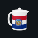 Teapot für die Staatsflagge in Missouri<br><div class="desc">Mit unserem exklusiven Teekessel unter der Flagge von Missouri können Sie Ihre Teeerfahrung noch weiter steigern! Dieser Teekessel ist nicht nur ein Küchenaccessoire, sondern auch eine Feier des reichen Erbes und kulturellen Stolzes von Missouri. Der Teekessel zeigt die ikonische Staatsflagge von Missouri, was ihn zu einer einzigartigen und sinnvollen Art...</div>