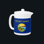 Teapot für die Staatsflagge von Montana<br><div class="desc">Mit unserer exklusiven Teekanne unter der Flagge von Montana können Sie Ihre Teestunde mit einer Touch Montana-Stolz ausklingen lassen! Dieser Teekessel, der mit viel Liebe zum Detail gestaltet wurde, ist mehr als nur ein funktioneller Gegenstand, er ist ein Feier des Montana-Erbes und des kulturellen Stolzes. Das Design zeigt deutlich die...</div>