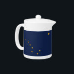 Teapot-Staat Alaska<br><div class="desc">Fügen Sie Ihrer Teezeit eine Touch Alaskan Stolz hinzu mit unserem exklusiven Teekessel mit der Flagge von Alaska! Dieser Teekessel mit viel Liebe zum Detail ist mehr als nur ein funktioneller Gegenstand, er ist eine Feier des Alaskan-Erbes und des kulturellen Stolzes. Das Design zeigt das ikonische Big Dipper- und North...</div>