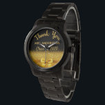 Teatchers Geschenk Gold Bogen aus Dankeschön Armbanduhr<br><div class="desc">Elegant,  klassisch,  glamourös und feminin. Ein Geschenk für einen Lehrer. Ein Imitat goldfarbenen Bogen und Band. Schwarzer Hintergrund. Mit dem Text: Vielen Dank,  Vorlage für einen Namen und Klasse eines Jahres.</div>
