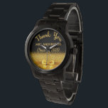 Teatchers Geschenk Gold Bogen aus Dankeschön Armbanduhr<br><div class="desc">Elegant,  klassisch,  glamourös und feminin. Ein Geschenk für einen Lehrer. Ein Imitat goldfarbenen Bogen und Band. Schwarzer Hintergrund. Mit dem Text: Vielen Dank,  Vorlage für einen Namen und Klasse eines Jahres.</div>