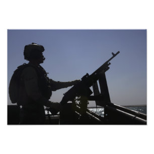 Techniker, der ein Maschinengewehr M240 im Irak Fotodruck