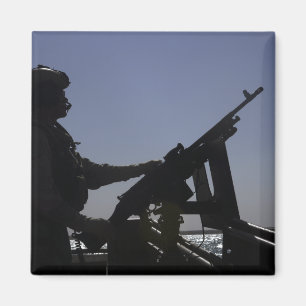 Techniker, der ein Maschinengewehr M240 im Irak Magnet