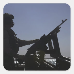 Techniker, der ein Maschinengewehr M240 im Irak Quadratischer Aufkleber
