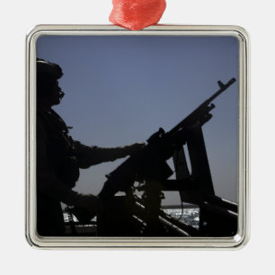 Techniker, der ein Maschinengewehr M240 im Irak Silbernes Ornament