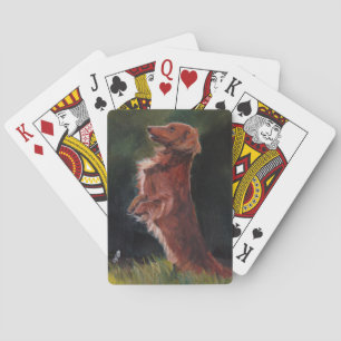 Teckel se reposant vers le haut des cartes de jeu
